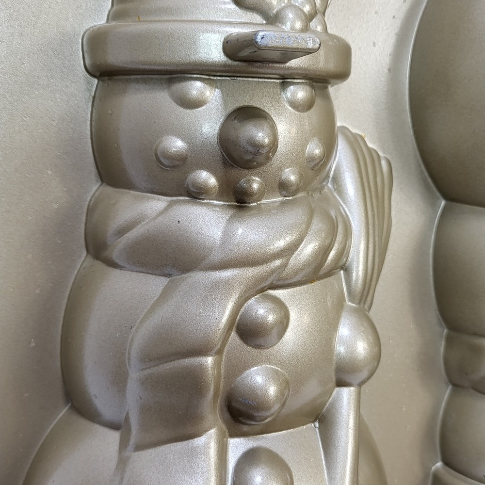 Nordic Ware Snowman Cake Mold Pan Christmas 3D 10 Cup Williams Sonoma USA Made - Picture 7 of 12